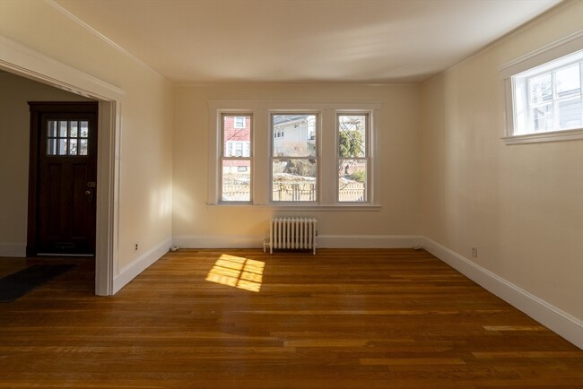 95 Bourne St, Unit 1 in Boston, MA - Foto de edificio - Building Photo