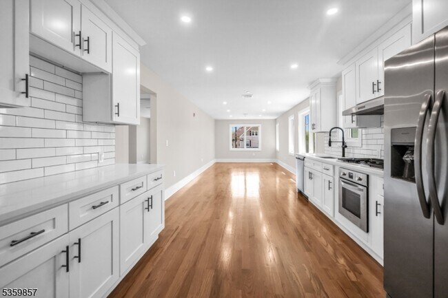162 Closter Dock Rd in Closter, NJ - Building Photo - Building Photo