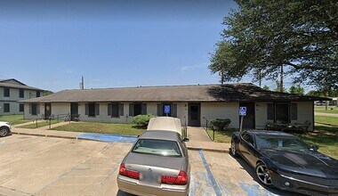 1100 S Adams St in Carthage, TX - Building Photo - Building Photo