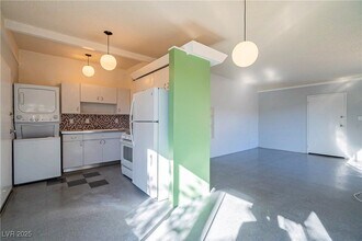 1306 E Phillips Ave in Las Vegas, NV - Building Photo - Building Photo