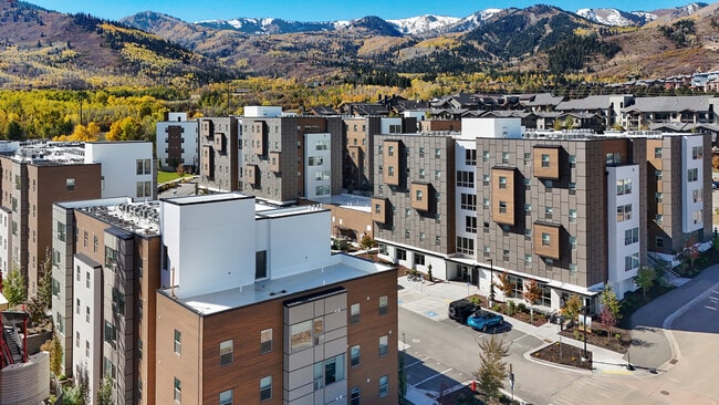 Slopeside Village Apartments and Townhomes in Park City, UT - Foto de edificio - Building Photo
