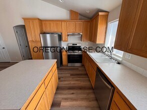 1852 Iron Horse Rd in Eugene, OR - Building Photo - Building Photo