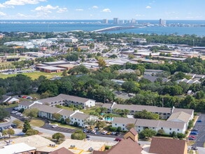 Breeze Apartments in Gulf Breeze, FL - Foto de edificio - Building Photo