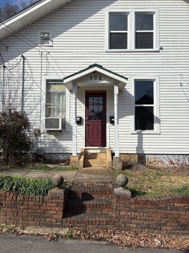 102 W Lelia St