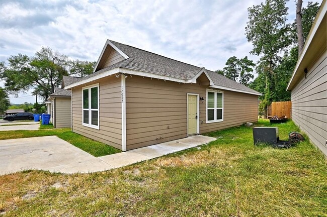 12085 Canal St in Willis, TX - Building Photo - Building Photo