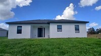 3703 33rd St SW in Lehigh Acres, FL - Foto de edificio - Building Photo