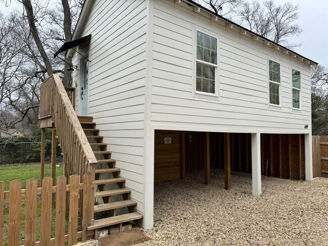 property at 609 Lindsey Ln