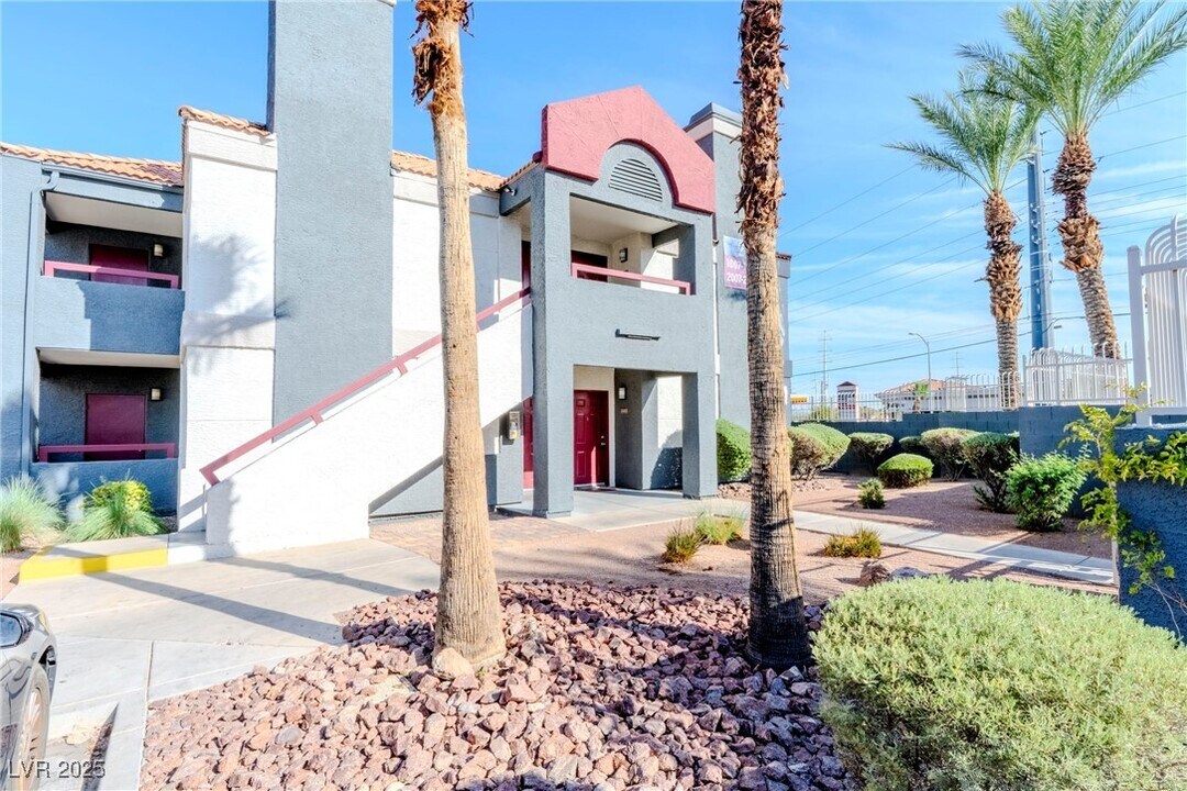 8600 W Charleston Blvd in Las Vegas, NV - Foto de edificio