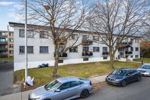 2155 Billeron St in St. Laurent, QC - Building Photo