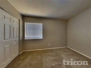 11519 Perry Rd in Houston, TX - Foto de edificio - Building Photo