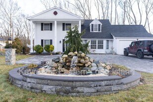 30 Dumond Pl in Coram, NY - Building Photo