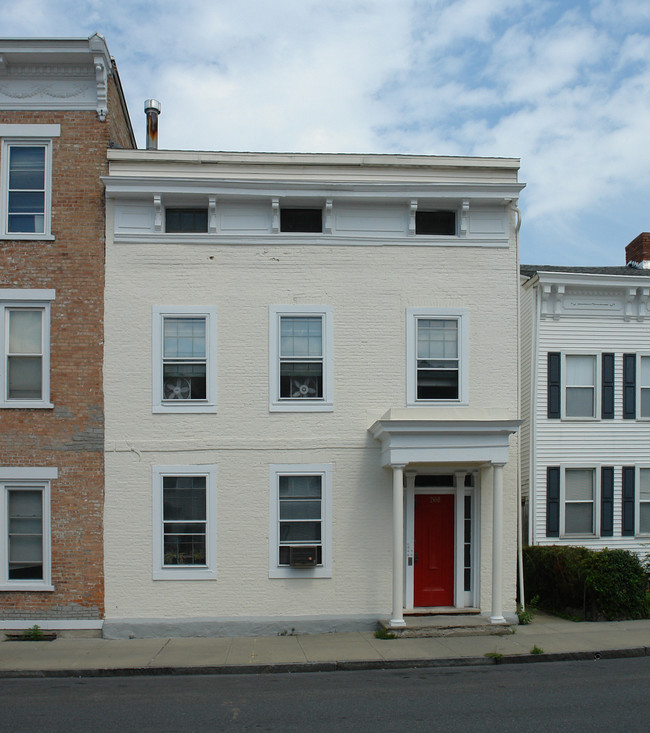 208 Warren St in Hudson, NY - Building Photo - Building Photo