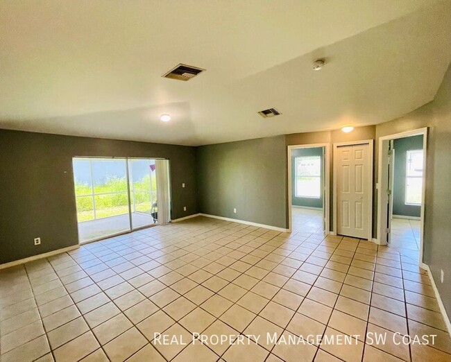 138 Gilbert Ave S in Lehigh Acres, FL - Building Photo - Building Photo