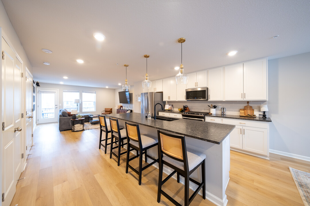 685 Village Dr in New Brighton, MN - Building Photo