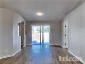 2425 Bishop Rd in Spring Hill, FL - Foto de edificio - Building Photo