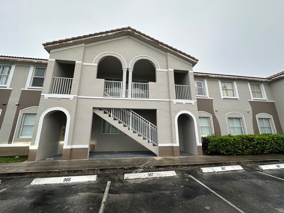 1661 SE 29th Ct, Unit 206 in Homestead, FL - Building Photo