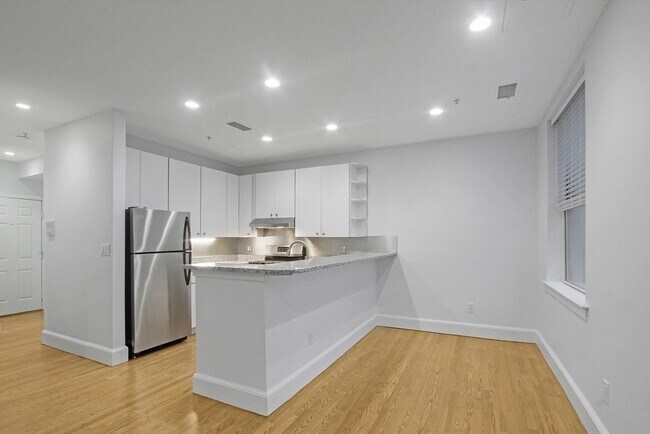 140 Boylston St, Unit 10 in Boston, MA - Building Photo - Building Photo