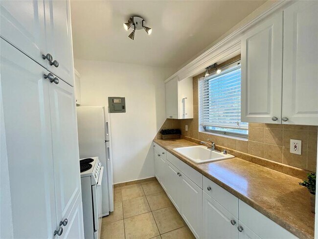 77 Hendricks Isle in Fort Lauderdale, FL - Building Photo - Building Photo