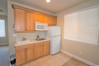 1376 Gordon Ln in Santa Rosa, CA - Building Photo - Building Photo