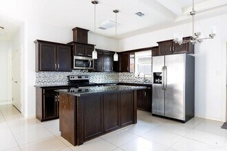 14 West Dr in Pharr, TX - Foto de edificio - Building Photo