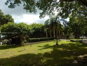 14601 N Kendall Dr in Miami, FL - Building Photo - Building Photo