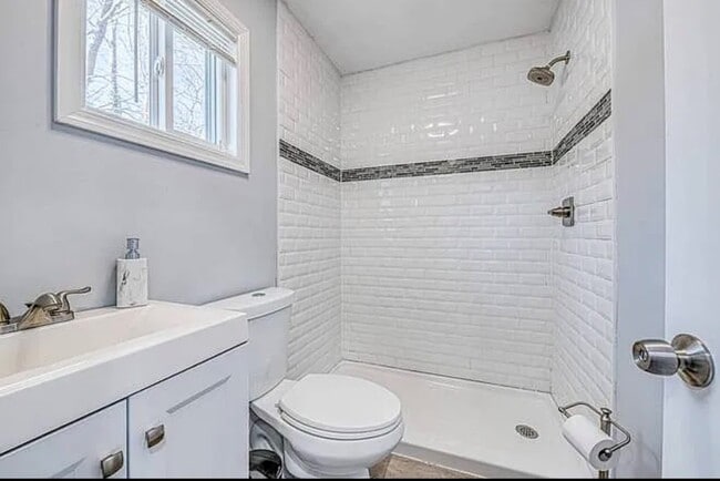 62 Canoe Place Rd, Unit 625 in Hampton Bays, NY - Foto de edificio - Building Photo