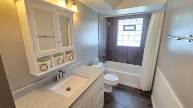 11325 W Center St in Wauwatosa, WI - Building Photo - Building Photo