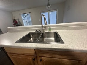 223 Pioneer Dr in Silverton, OR - Building Photo - Building Photo