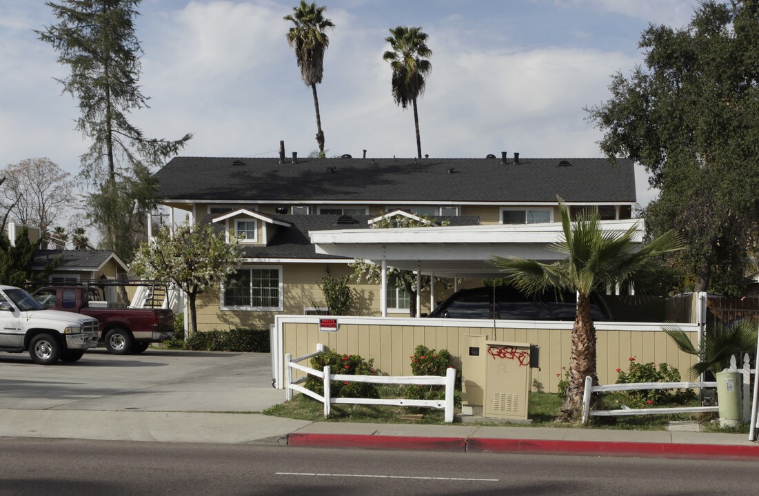 338 E Washington Ave in Escondido, CA - Foto de edificio