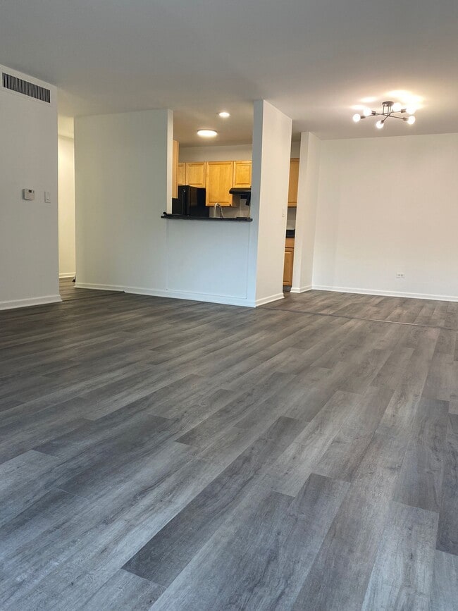 1919 Prairie Sq, Unit 123 in Schaumburg, IL - Foto de edificio - Building Photo