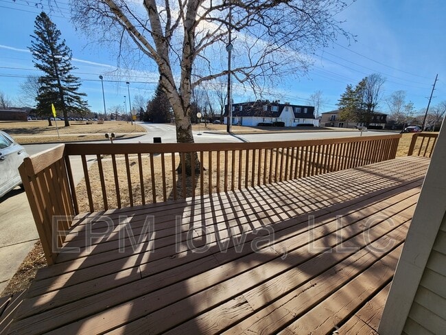 2209 W 4th St in Cedar Falls, IA - Foto de edificio - Building Photo