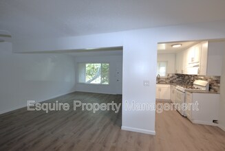 241 Chester Way in Oxnard, CA - Building Photo - Building Photo