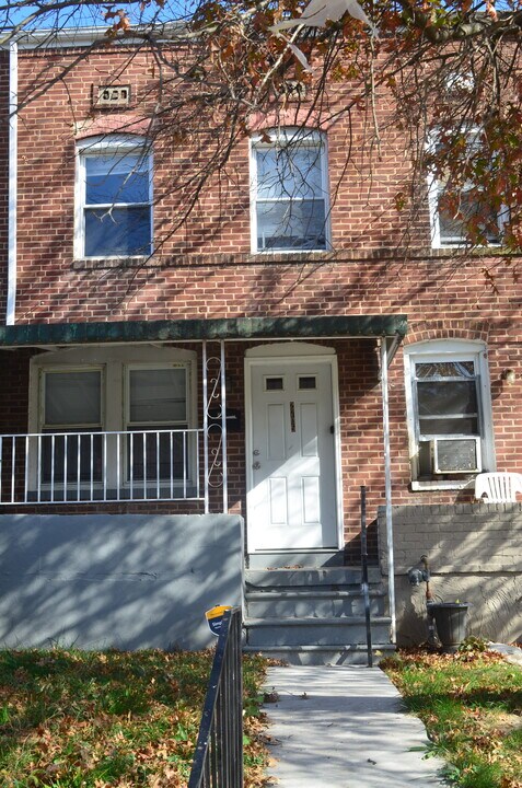2705 Round Rd in Baltimore, MD - Building Photo