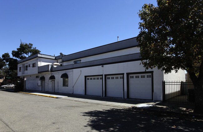 2585 Fruitvale Ave in Oakland, CA - Building Photo - Building Photo