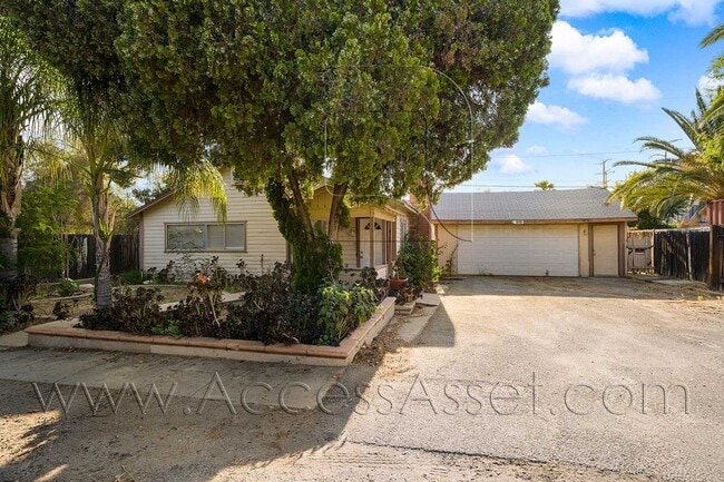 property at 419 N Main St