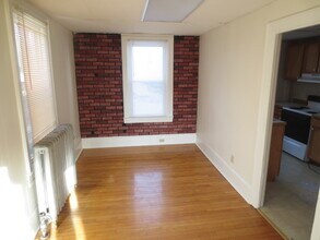 23 Fountain St in Bangor, ME - Foto de edificio - Building Photo