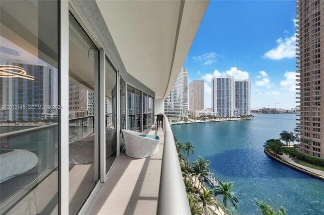 465 Brickell Ave, Unit 1019 in Miami, FL - Foto de edificio - Building Photo