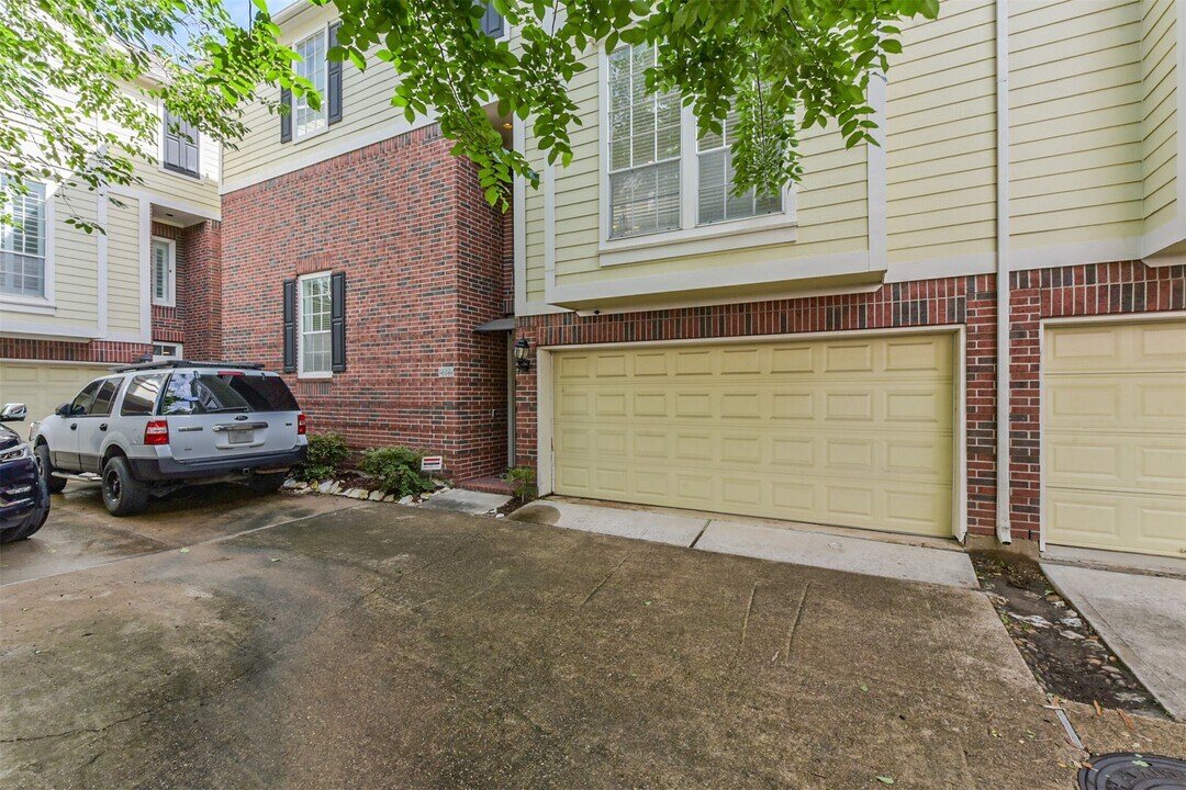 2322 Chenevert St in Houston, TX - Building Photo