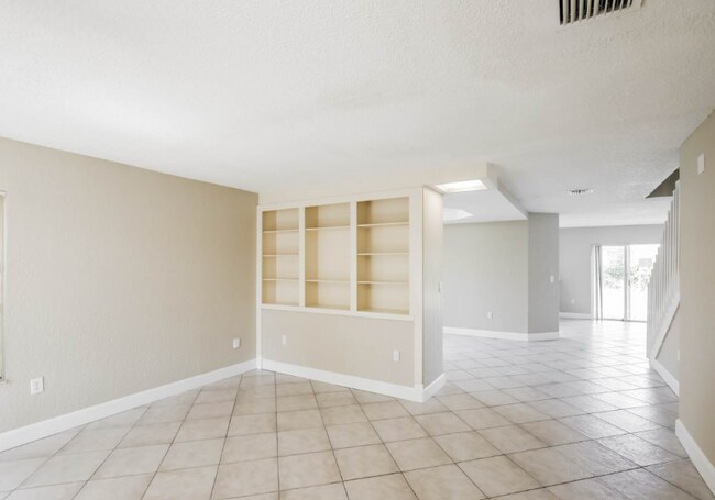 7215 SW 16th St in Miami, FL - Building Photo - Building Photo