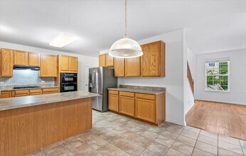 738 Oak Hollow Rd in Crystal Lake, IL - Building Photo - Building Photo
