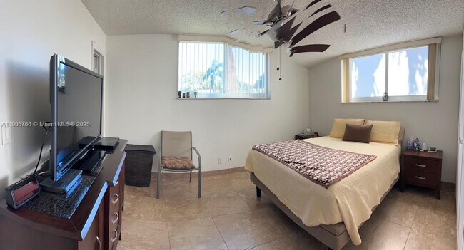 8961 S Hollybrook Blvd in Pembroke Pines, FL - Building Photo - Building Photo