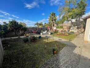 160 Calle Querido in San Marcos, CA - Building Photo - Building Photo