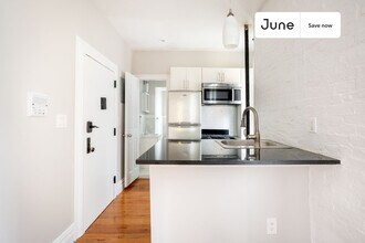 826 9th Ave in New York, NY - Building Photo - Building Photo