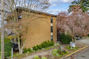 Mercer Villa in Seattle, WA - Building Photo