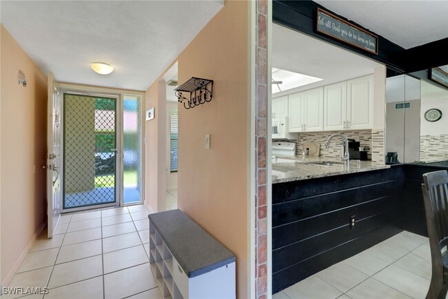 131 Cypress Way E in Naples, FL - Building Photo - Building Photo