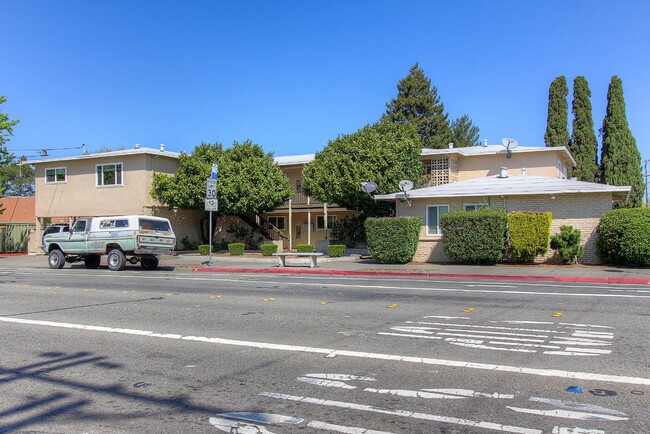 807 W 9th St in Santa Rosa, CA - Building Photo - Building Photo