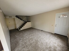 2131 Eveningside Dr in West Covina, CA - Foto de edificio - Building Photo