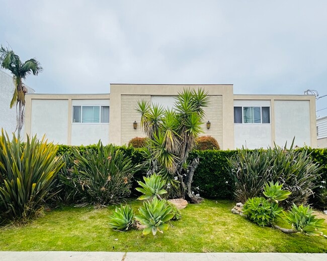 10851 Moorpark St in North Hollywood, CA - Foto de edificio - Building Photo