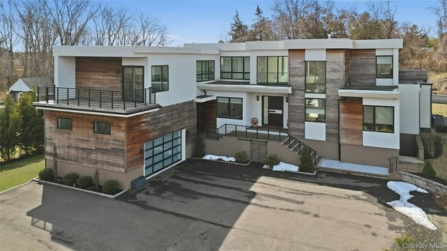 43 Smugglers Path in Riverhead, NY - Building Photo - Building Photo