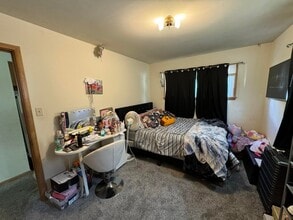 7259 W Lakefield Dr, Unit #2 in Milwaukee, WI - Foto de edificio - Building Photo